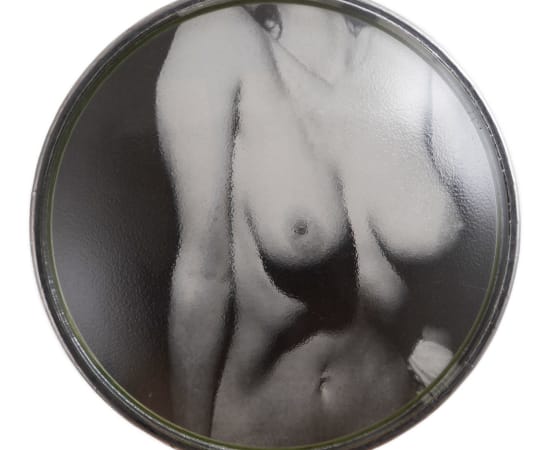 œuvre unique de l'artiste Thomas Mailender rerpésentant une photographie vintage de magazine montée sous un phare de voiture