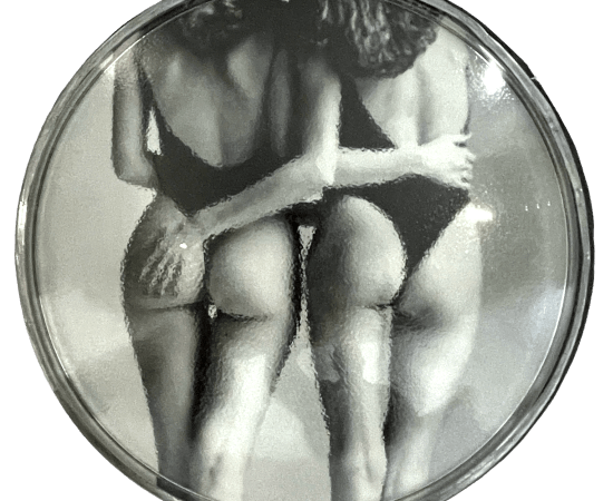 œuvre unique de l'artiste Thomas Mailender rerpésentant une photographie vintage de magazine montée sous un phare de voiture