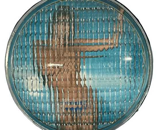 œuvre unique de l'artiste Thomas Mailaender représentant une photographie vintage de magazine montée sous un phare de voiture