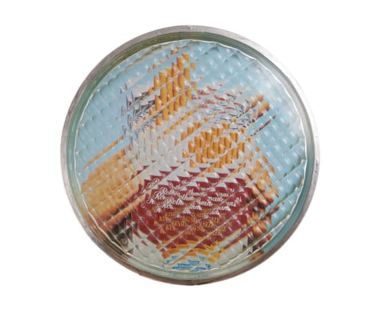 œuvre unique de l'artiste Thomas Mailender rerpésentant une photographie vintage de magazine montée sous un phare de voiture