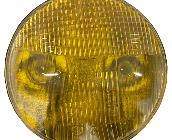 œuvre unique de l'artiste Thomas Mailender rerpésentant une photographie vintage de magazine montée sous un phare de voiture