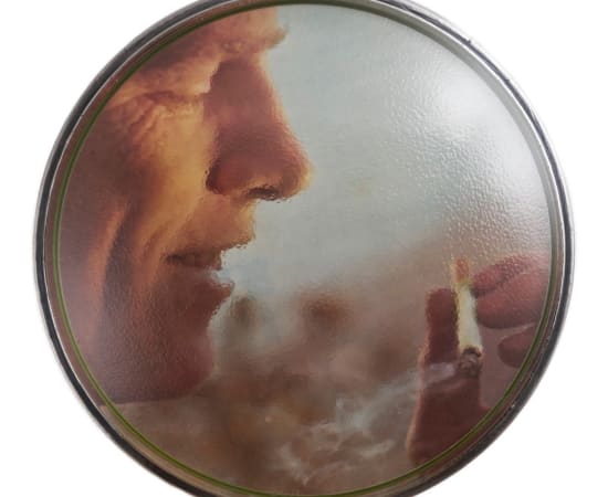 œuvre unique de l'artiste Thomas Mailender rerpésentant une photographie vintage de magazine montée sous un phare de voiture