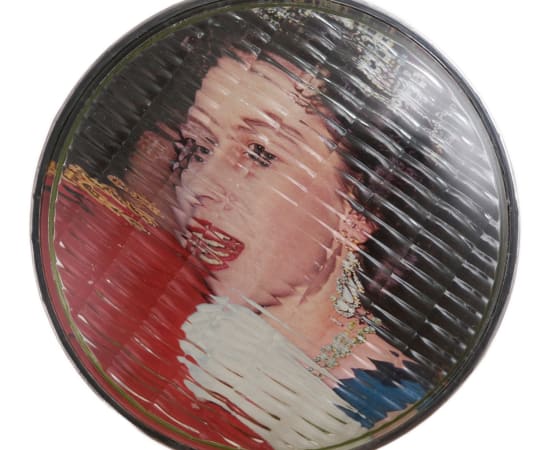 œuvre unique de l'artiste Thomas Mailender rerpésentant une photographie vintage de magazine montée sous un phare de voiture