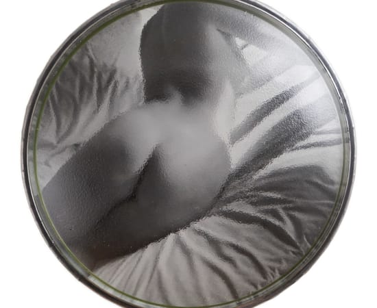 œuvre unique de l'artiste Thomas Mailender rerpésentant une photographie vintage de magazine montée sous un phare de voiture