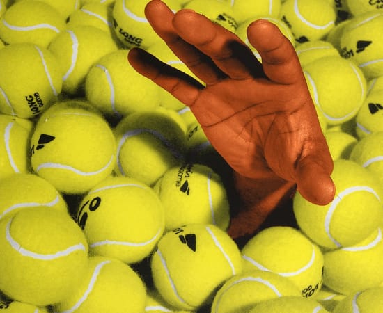 Visuel d'une sérigraphie originale de Laurent Perbos, impriée et éditée dans les ateliers TCHIKEBE à Marseille en 2024, représentant une main sortant d'un tas de balles de tennis