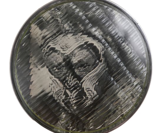 œuvre unique de l'artiste Thomas Mailender rerpésentant une photographie vintage de magazine montée sous un phare de voiture