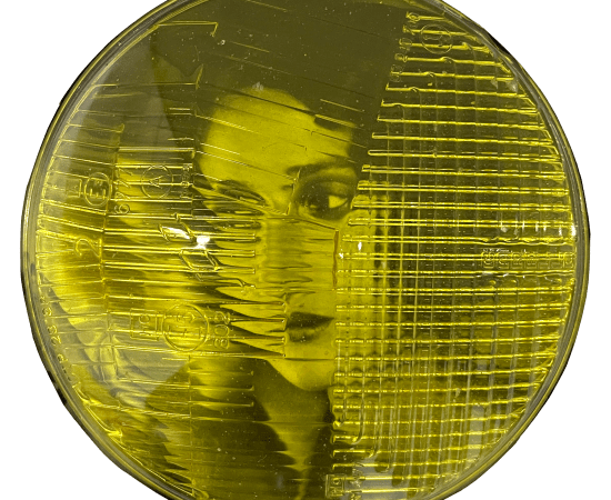 œuvre unique de l'artiste Thomas Mailender rerpésentant une photographie vintage de magazine montée sous un phare de voiture