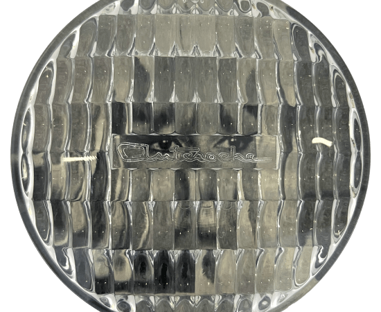 œuvre unique de l'artiste Thomas Mailender rerpésentant une photographie vintage de magazine montée sous un phare de voiture