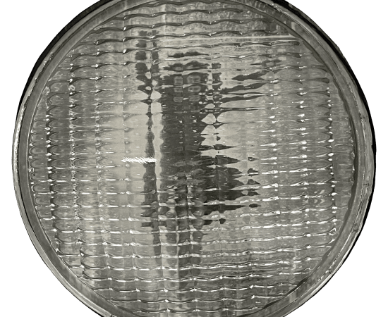 œuvre unique de l'artiste Thomas Mailaender représentant une photographie vintage de magazine montée sous un phare de voiture