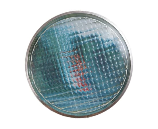 œuvre unique de l'artiste Thomas Mailender rerpésentant une photographie vintage de magazine montée sous un phare de voiture