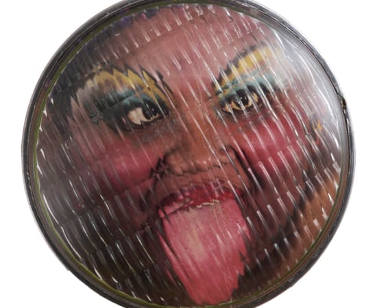 œuvre unique de l'artiste Thomas Mailender rerpésentant une photographie vintage de magazine montée sous un phare de voiture