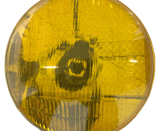 œuvre unique de l'artiste Thomas Mailender rerpésentant une photographie vintage de magazine montée sous un phare de voiture