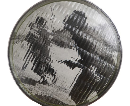 œuvre unique de l'artiste Thomas Mailender rerpésentant une photographie vintage de magazine montée sous un phare de voiture