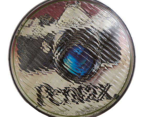 œuvre unique de l'artiste Thomas Mailender rerpésentant une photographie vintage de magazine montée sous un phare de voiture