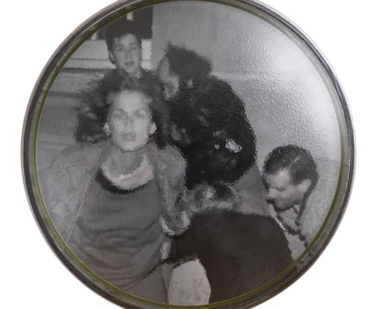 œuvre unique de l'artiste Thomas Mailender rerpésentant une photographie vintage de magazine montée sous un phare de voiture