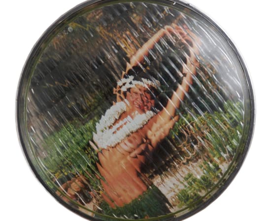 œuvre unique de l'artiste Thomas Mailender rerpésentant une photographie vintage de magazine montée sous un phare de voiture