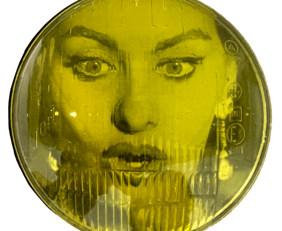 œuvre unique de l'artiste Thomas Mailender rerpésentant une photographie vintage de magazine montée sous un phare de voiture