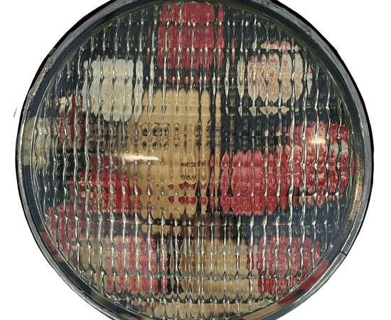 œuvre unique de l'artiste Thomas Mailaender représentant une photographie vintage de magazine montée sous un phare de voiture