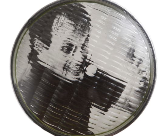 œuvre unique de l'artiste Thomas Mailender rerpésentant une photographie vintage de magazine montée sous un phare de voiture