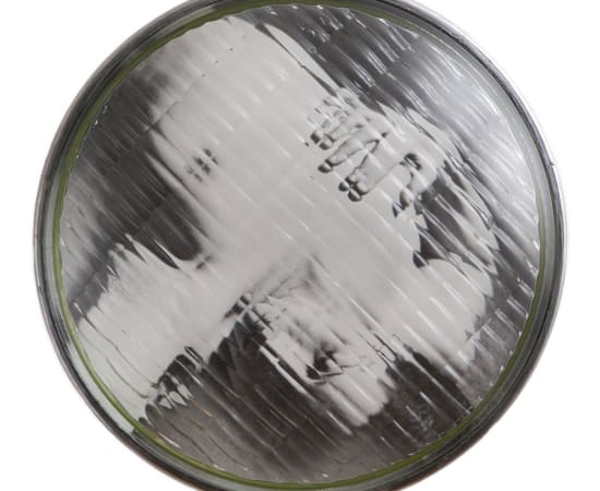 œuvre unique de l'artiste Thomas Mailender rerpésentant une photographie vintage de magazine montée sous un phare de voiture