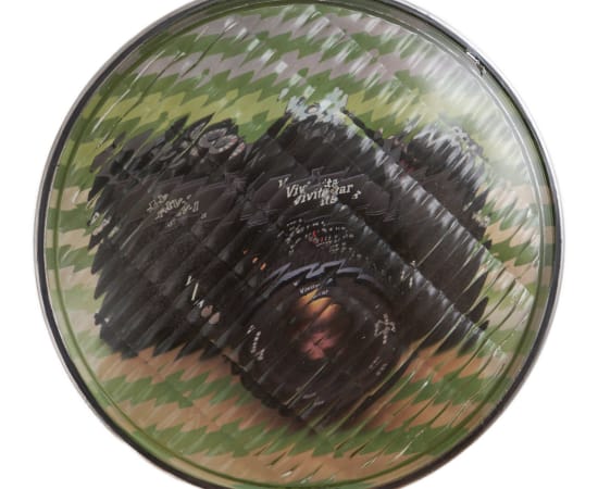 œuvre unique de l'artiste Thomas Mailender rerpésentant une photographie vintage de magazine montée sous un phare de voiture