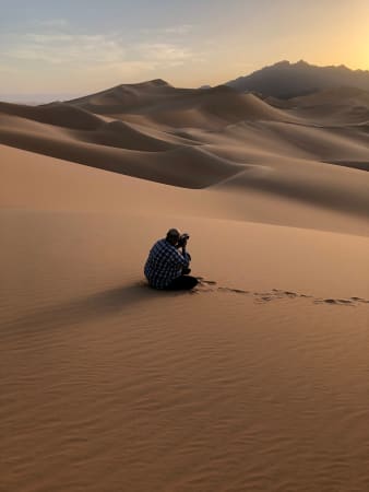 Raphael Avigdor taking photographs in the Sahara desert
