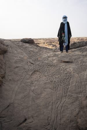 Raphael Avigdor, Tuarag man with Dabous Giraffe Rock Art, 2018