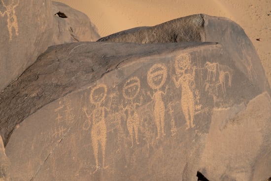 Raphael Avigdor, Neolithic rock art of 4 people in the Sahara desert 