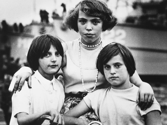 Portret van drie jonge meisjes bij de fiets, Amsterdam, 1956