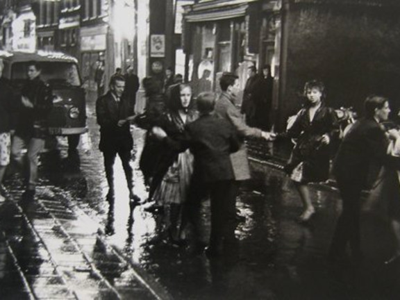 Dansen op de Zeedijk in de regen,, 1961