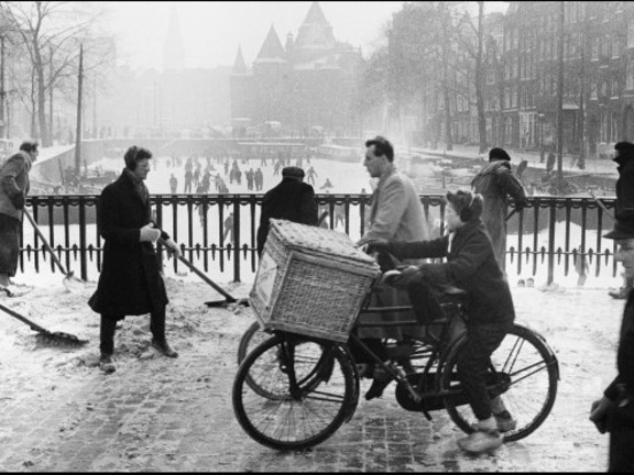 Amsterdam Gelderse kade (schaatsers en jongetje met fietsbel), 1957