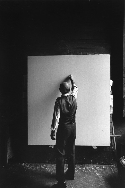 <span class="artist"><strong>Ugo Mulas</strong></span>, <span class="title"><em>Lucio Fontana, L'Attesa, Milano (3)</em>, 1964–2019</span>