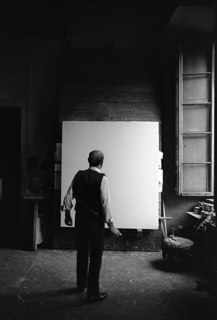 <span class="artist"><strong>Ugo Mulas</strong></span>, <span class="title"><em>Lucio Fontana, L'Attesa, Milano (2)</em>, 1964-2019</span>