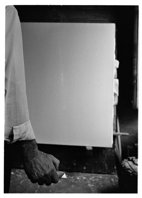 <span class="artist"><strong>Ugo Mulas</strong></span>, <span class="title"><em>Lucio Fontana, L'Attesa, Milano (1)</em>, 1964-2019</span>
