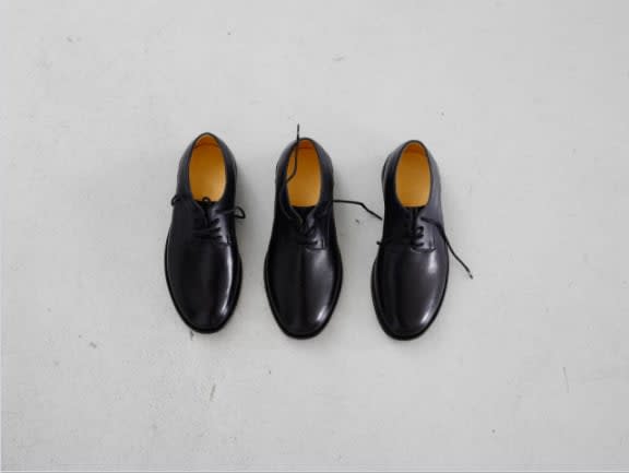 Jason Dodge, Shoes that have been made for someone with three legs, 2015