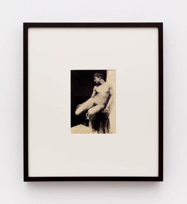 Guglielmo von Plüschow, Jeune homme sur une peau de léopard, ca. 1890