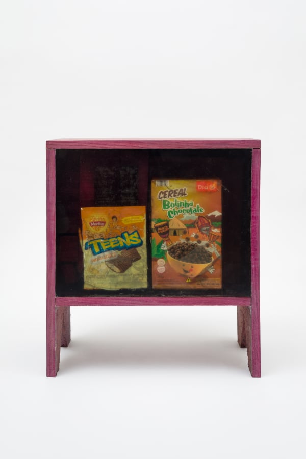 Paulo Nazareth, CRIADO MUDO [Ou despensa] Chocolate branco-Dança africana, 2021