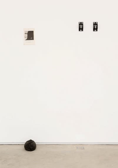 Deyson Gilbert, “Esta obra é composta de cinco objetos” (ruído branco), 2014