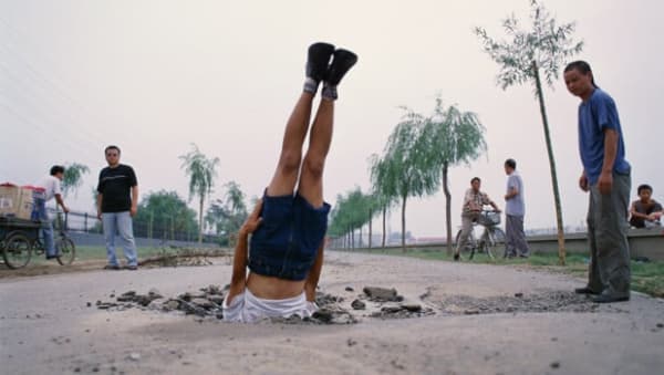 Li Wei, Li Wei Falls To The Earth, 2002