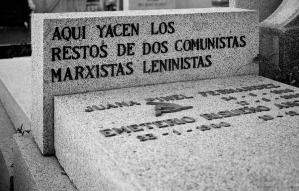 DEMOCRACIA, Ser y durar. Aquí yacen los restos..., 2011