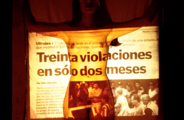 Regina José Galindo, El dolor en un pañuelo, 1999