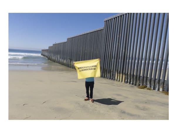 Daniel G. Andújar, Democraticemos la democracia. (Frontera con EEUU, playa Tijuana, 2016), 2011