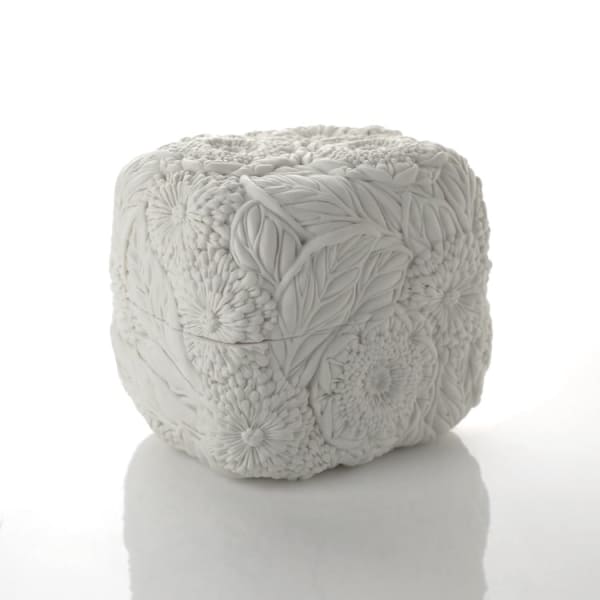 Hitomi Hosono, A Square Camellia, Chrysanthemum and Mangrove Leaves Box, 2022