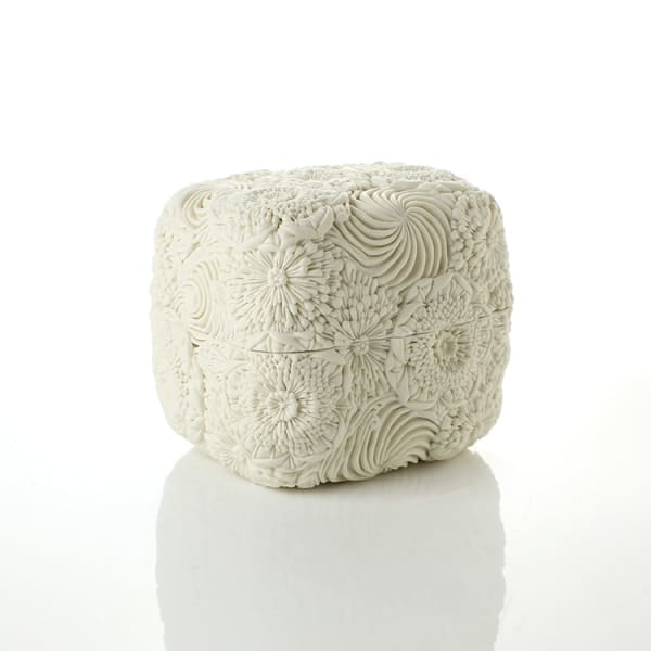 Hitomi Hosono, A Square Kaze, Camellia and Chrysanthemum Box, 2022