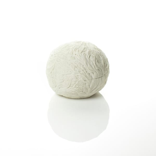 Hitomi Hosono, A Small Round Pine Tree Box, 2018