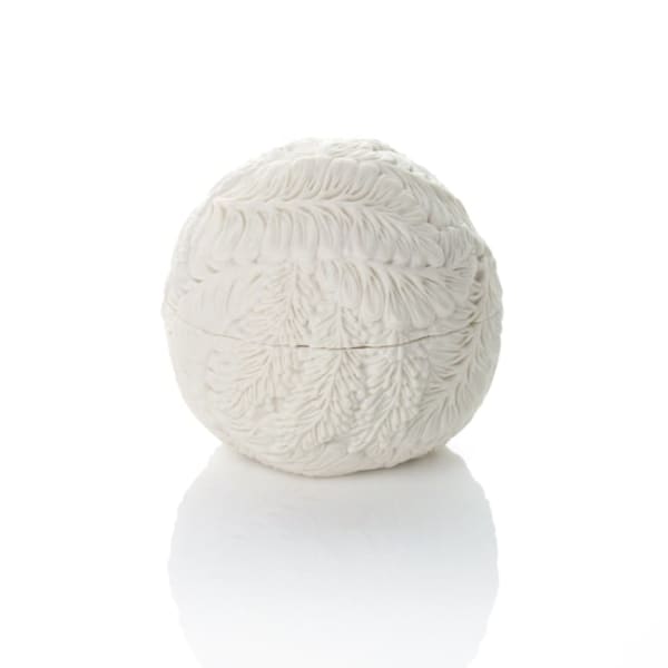 Hitomi Hosono, A Very Small Round Wisteria Box, 2018