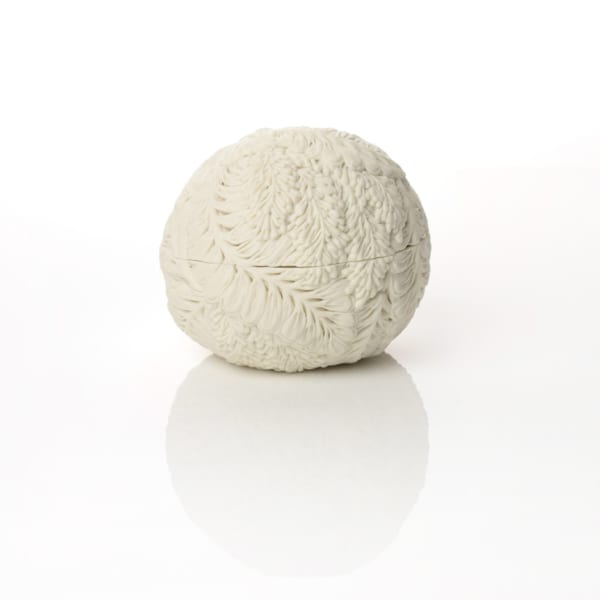 Hitomi Hosono, A Very Small Round Wisteria Box, 2018