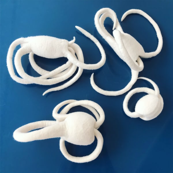 Elodie ANTOINE, 3 sculptures en feutre blanc à tentacules, 2020