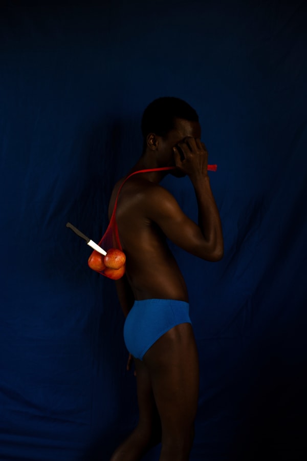 Nana Yaw Oduro photograph. Ghanaian Photographer. Young artist. Contemporary African art in Paris. AFIKARIS Gallery. Figurative photography. Fictional self portraits. Bold colours. Black and white. The Vintage Mason.