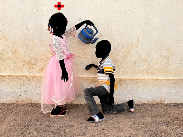 Saidou Dicko photograph. Burkinabè Artist. Contemporary African Art in Paris. AFIKARIS Gallery. Self-taught artist. Painted photography. Echoes to Peulh tradition. Figurative and poetic photography.